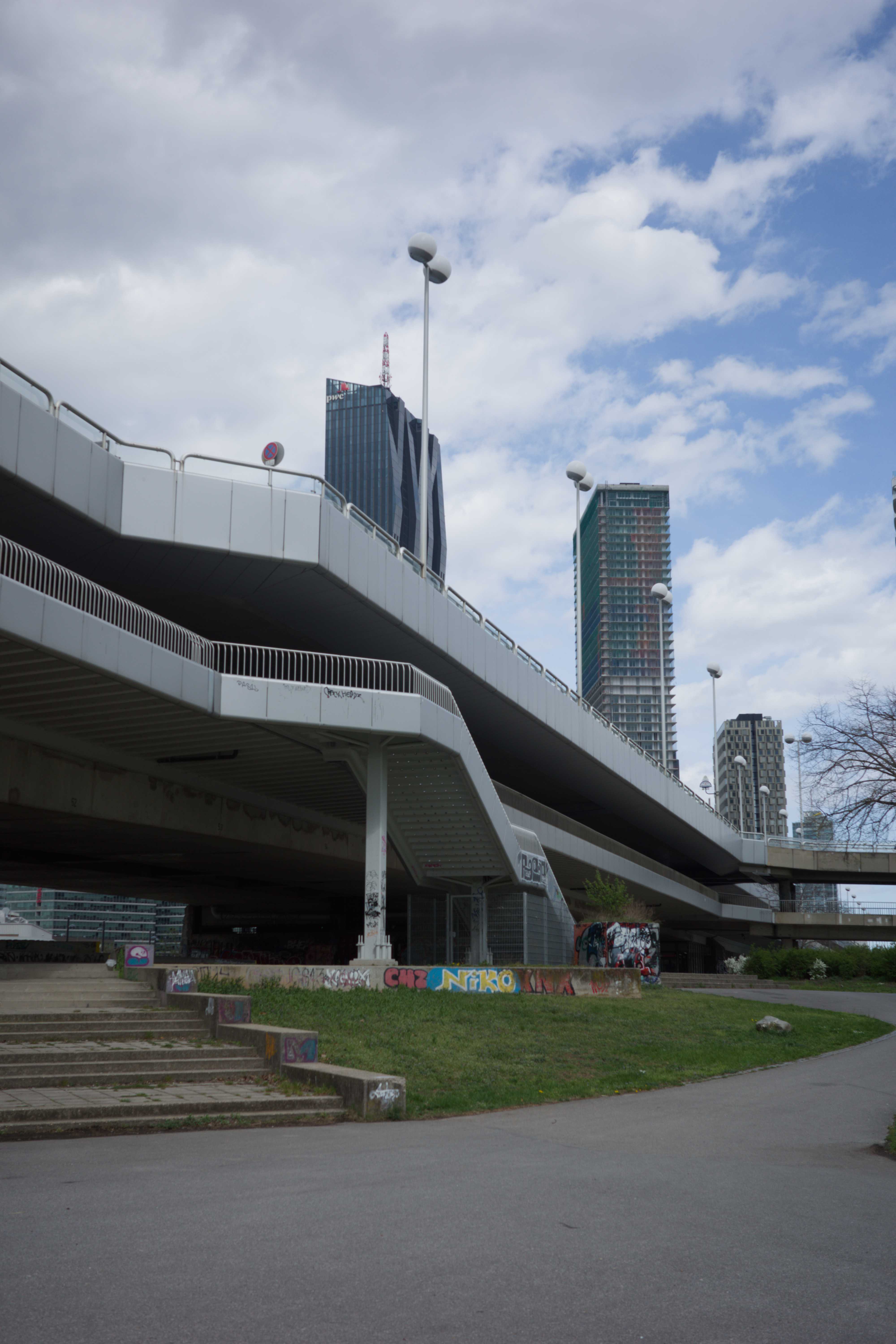 Donauinsel Brücke und Haltestelle