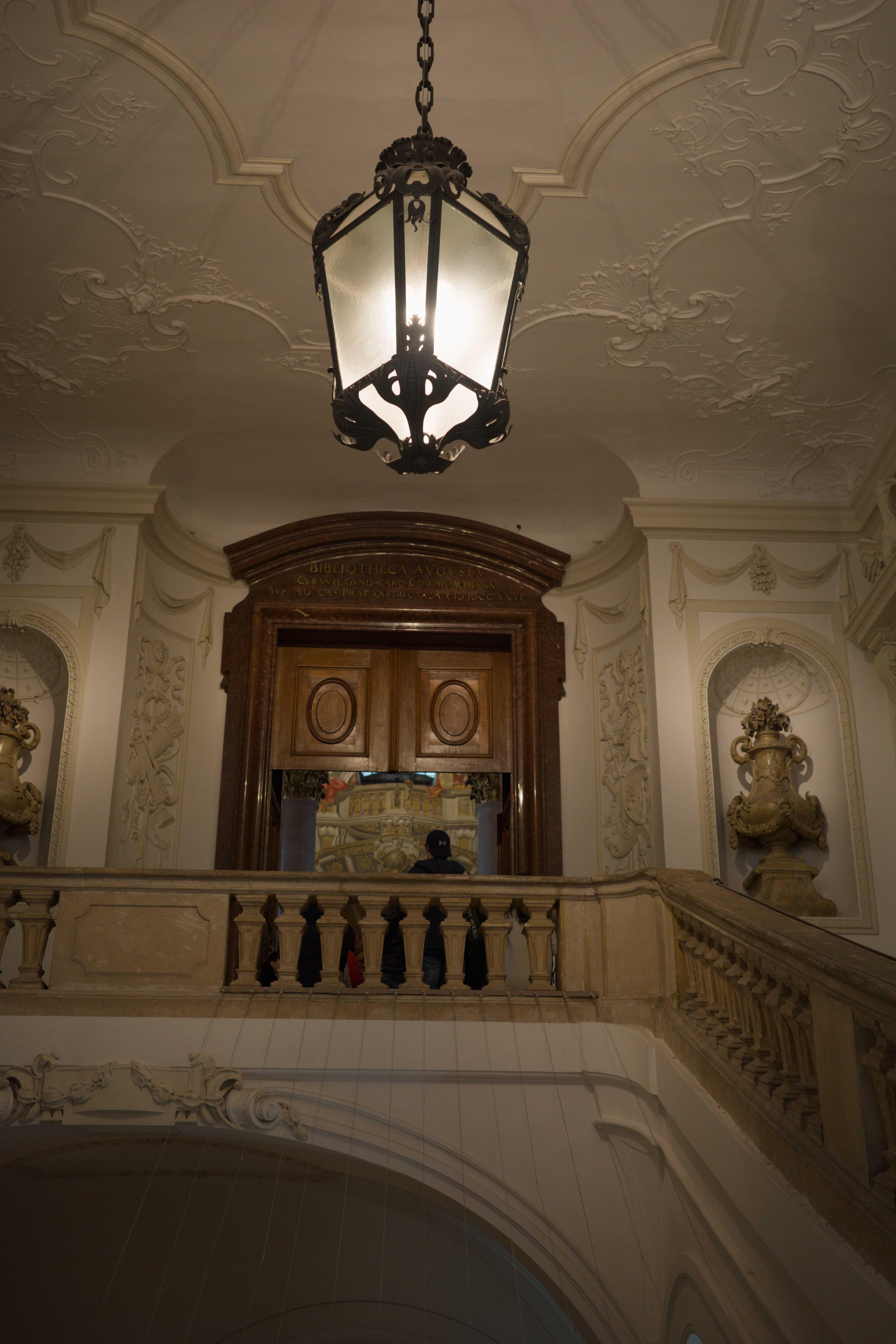 Blick in das Treppenhaus vor der Nationalbibliothek