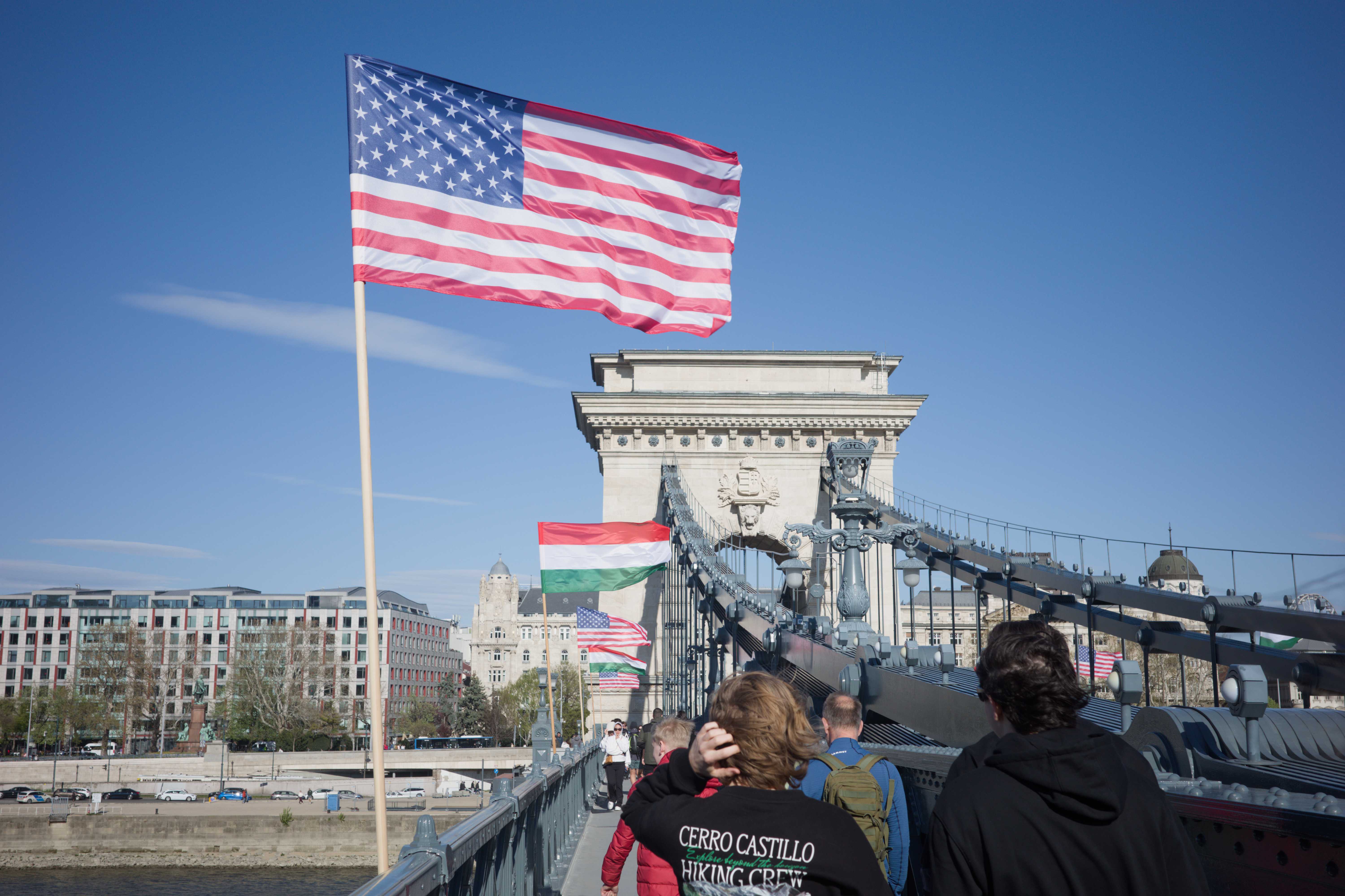 Amerikanische Flagge auf der Kettenbrücke
