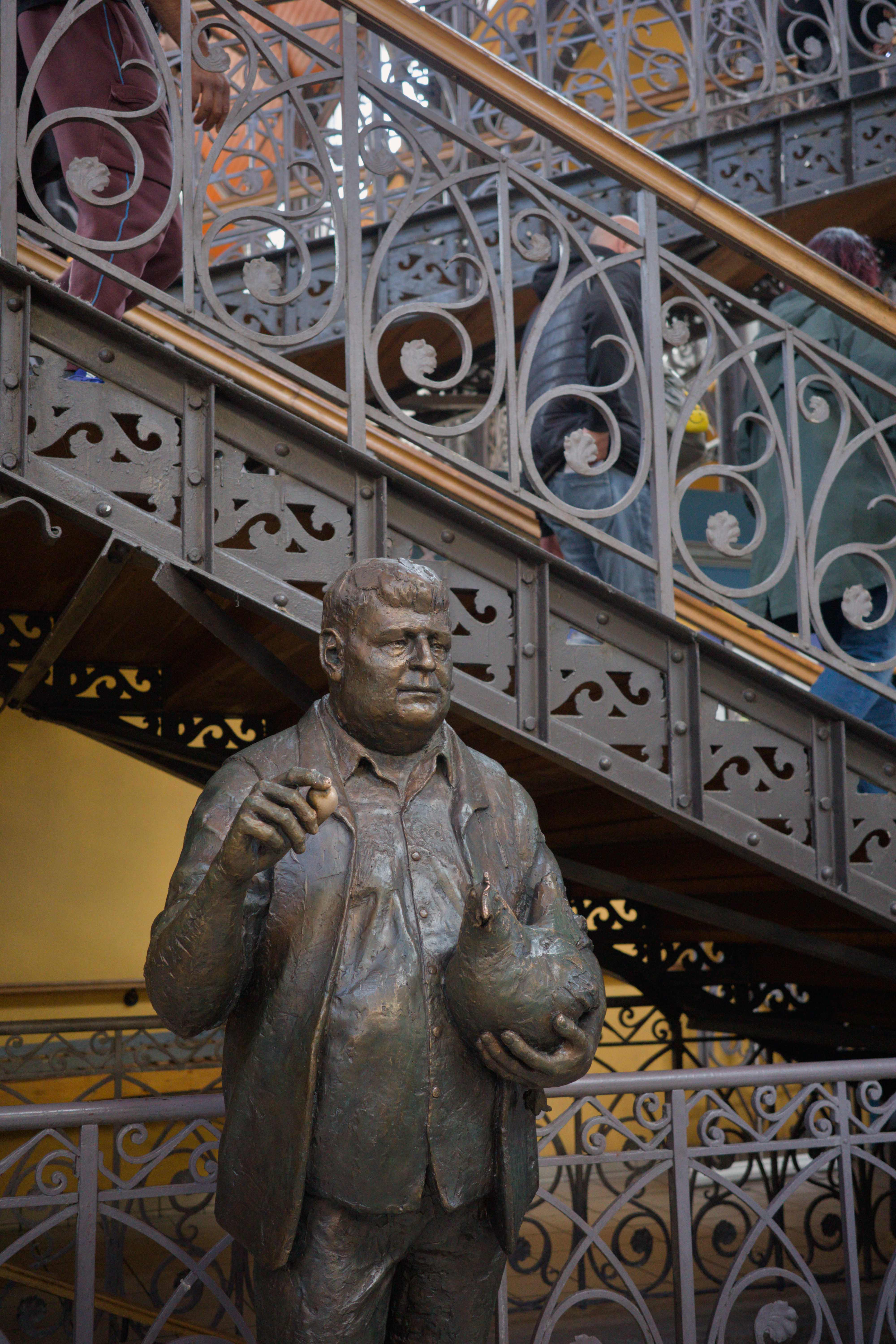 Statue in der Markthalle