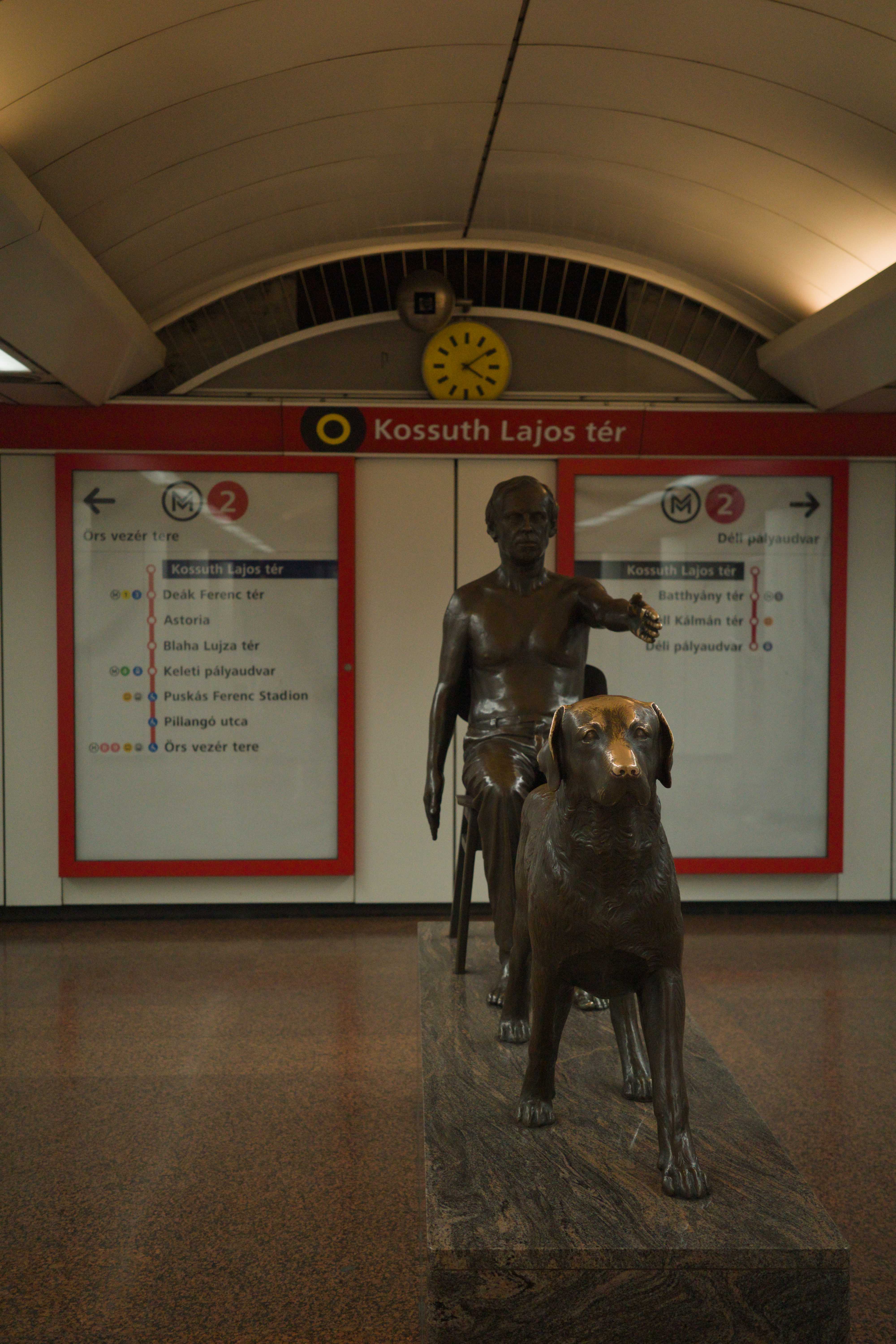 Statue in einer Metro Station