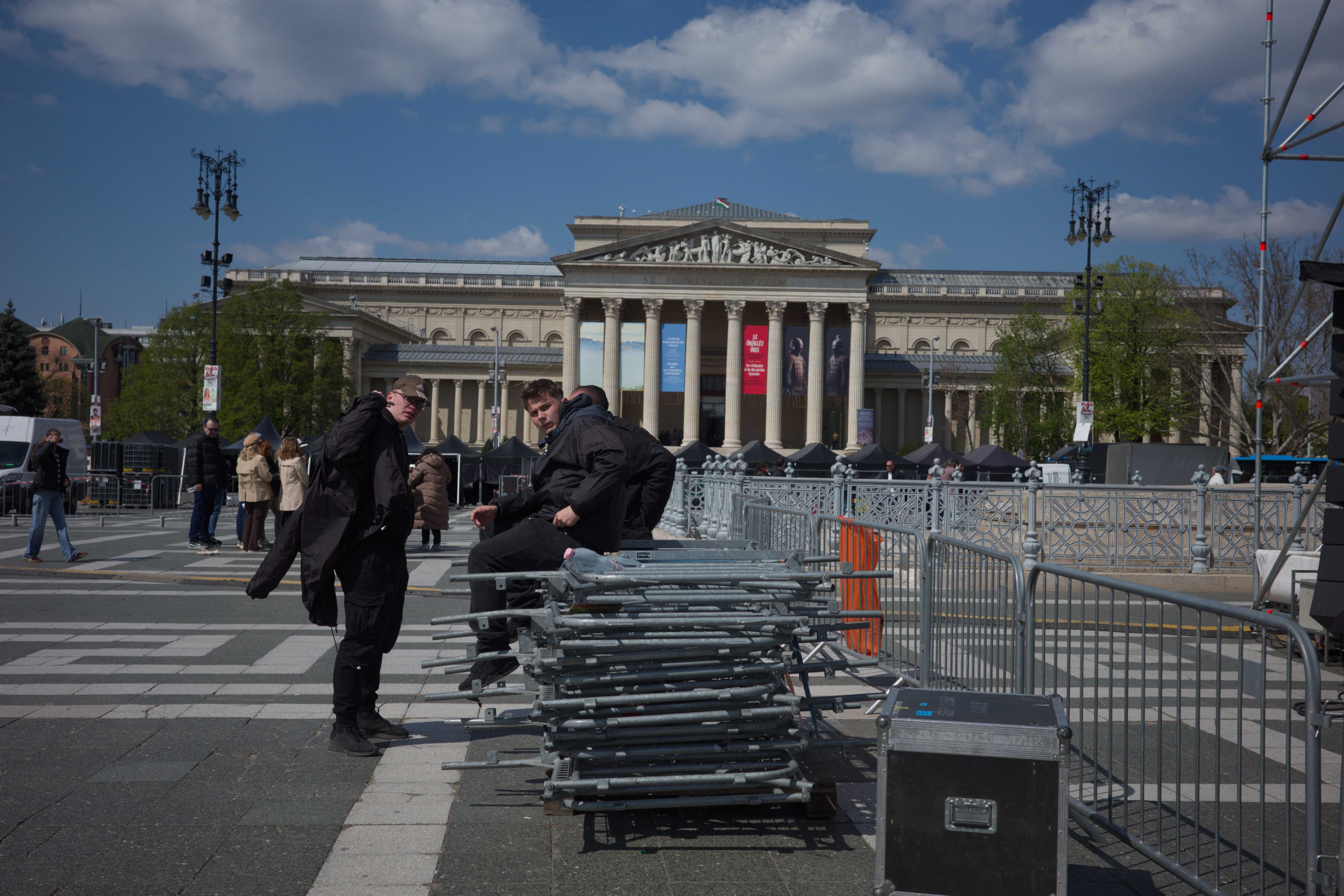 Techniker für den Aufbau machen kurz Pause