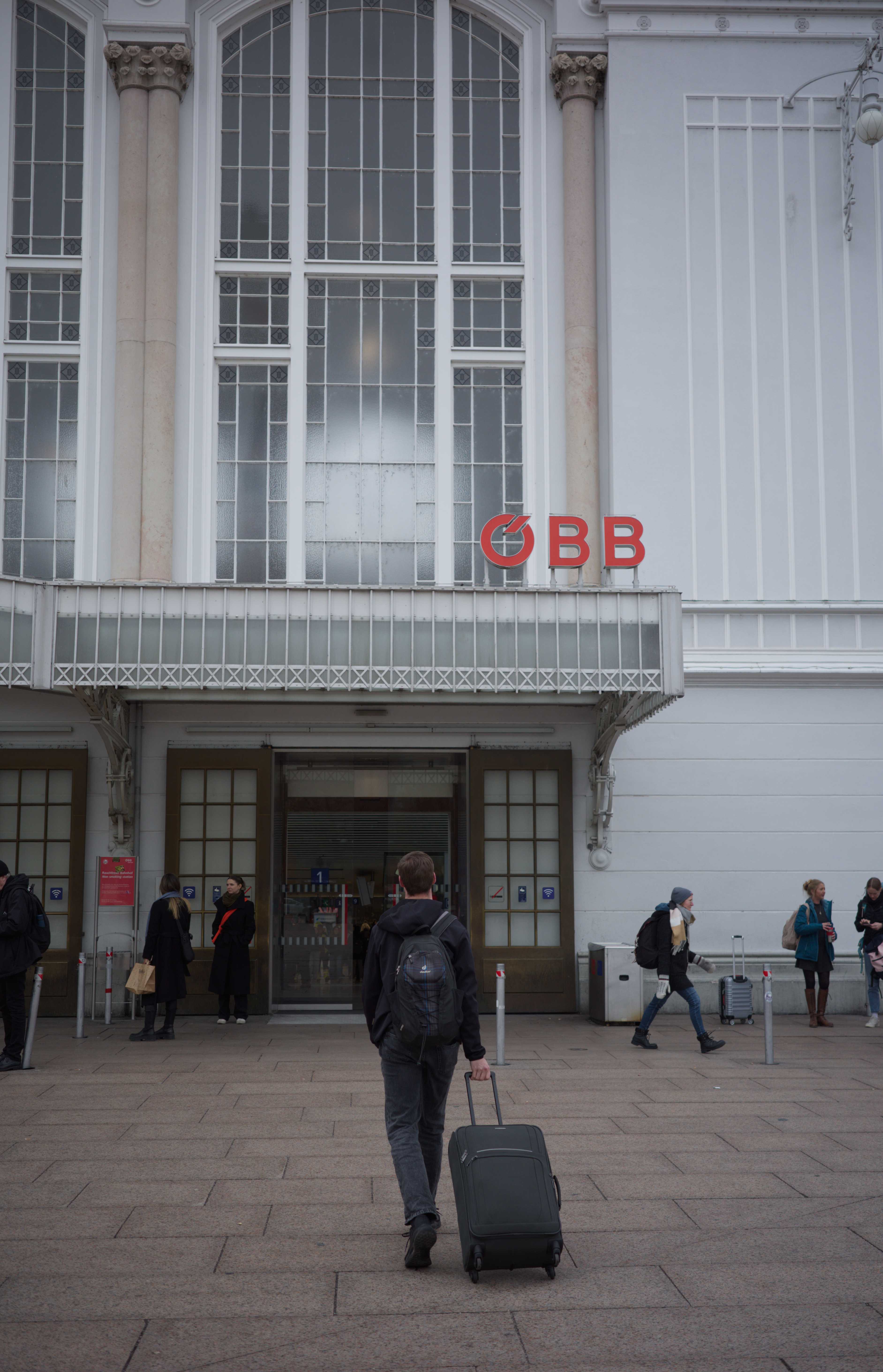 mein Mitreisender der in den Bahnhof geht
